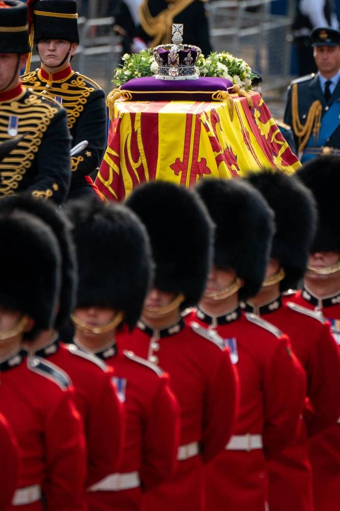 Larmes et recueillement à Westminster: le public défile devant le cercueil d'Elizabeth II