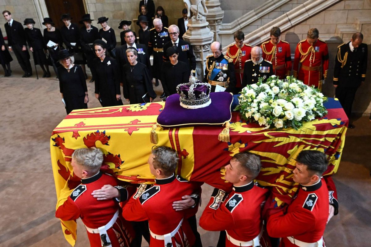 Le cercueil d’Elizabeth II à Westminster pour un ultime hommage