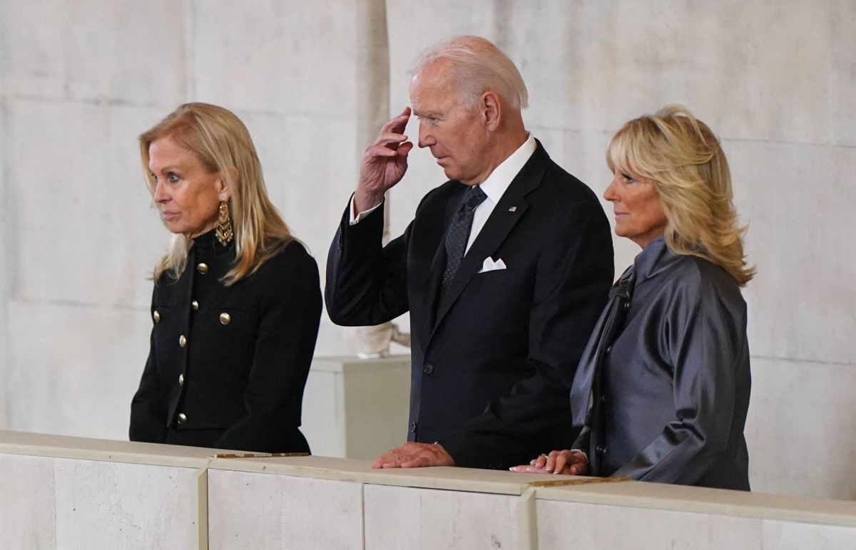 Joe Biden se recueille devant le cercueil d'Elizabeth II