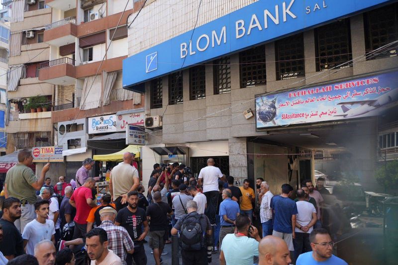 4ème braquage cette semaine : un homme armé entre dans une banque Blom de Beyrouth