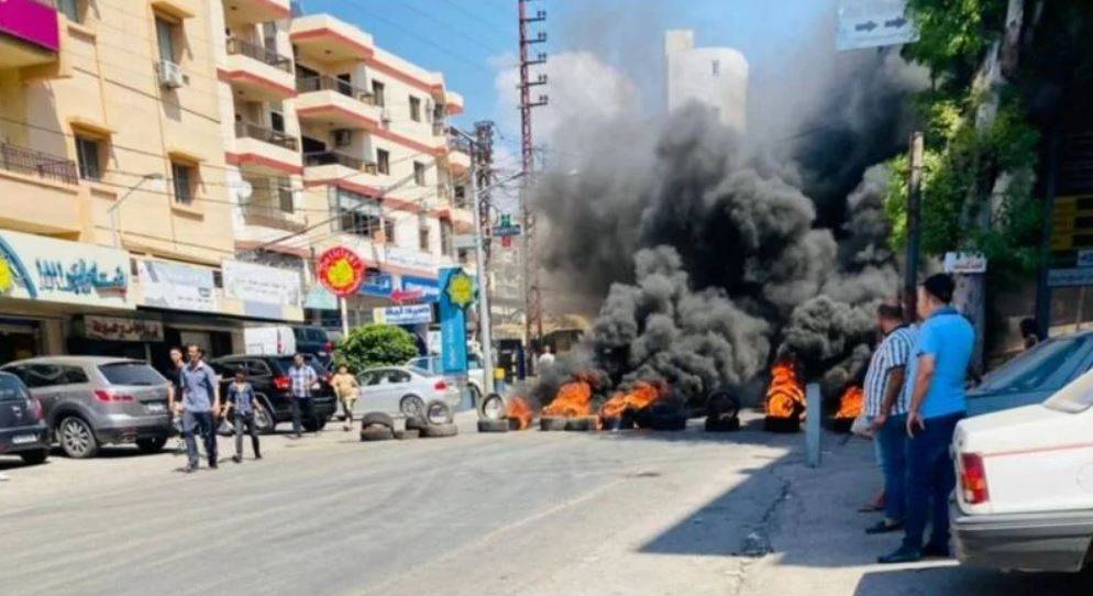 Une route bloquée par des manifestants à Halba pour demander la libération d'activistes Une route bloquée par des manifestants à Halba pour demander la libération d'activistes