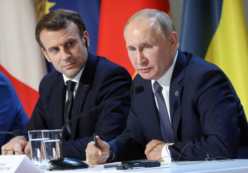 Macron a demandé à Poutine de retirer les armes lourdes et légères russes