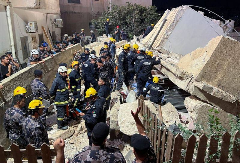 At least 10 people trapped in collapsed building in Amman