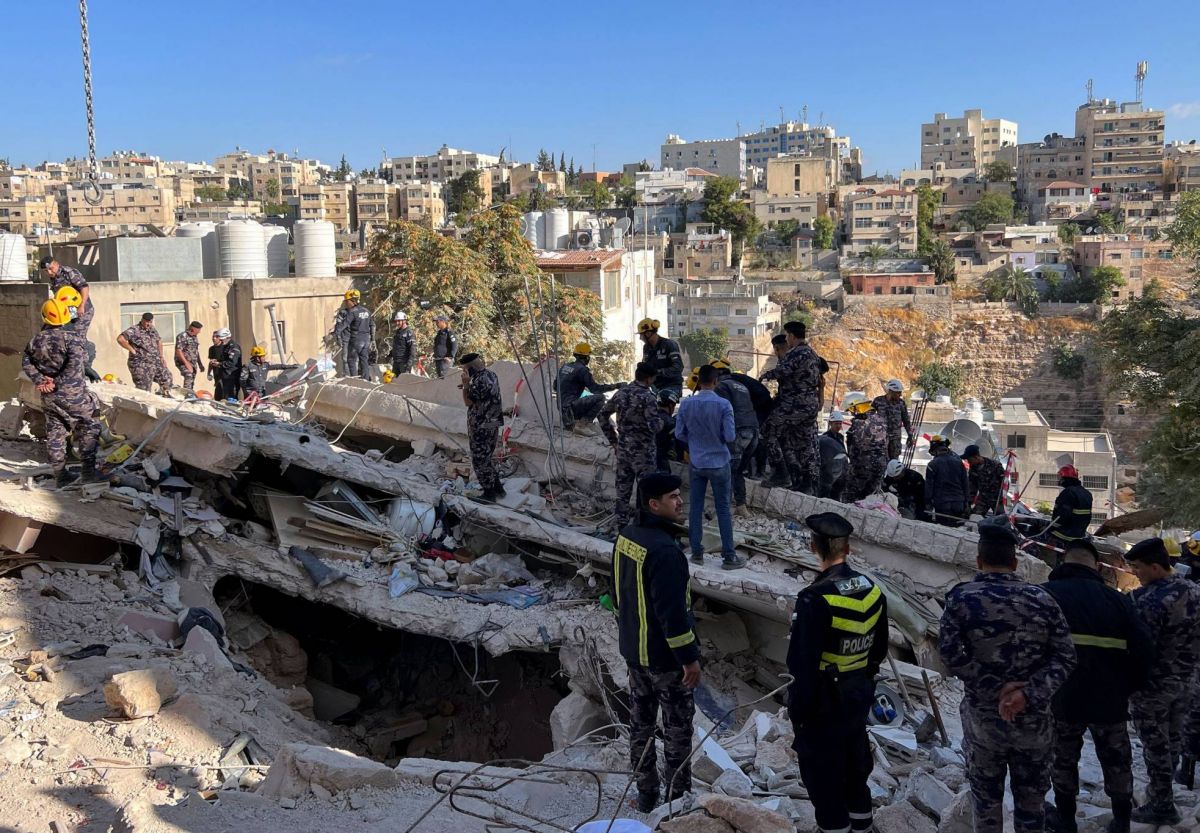 Le bilan de l'effondrement d'un immeuble monte à 13 morts