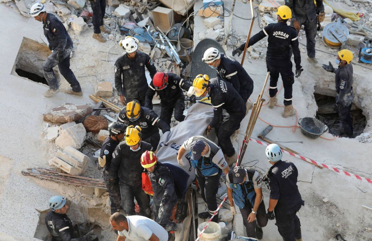 Le bilan de l'effondrement d'un immeuble monte à 14 morts