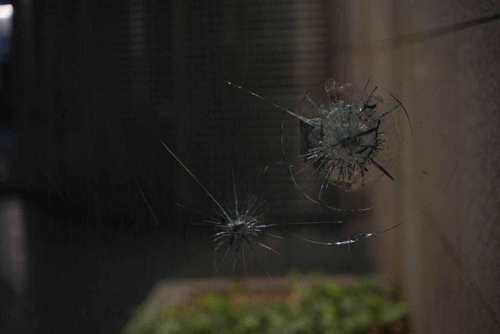 Des manifestants se rassemblent sous la maison du PDG de la Blom Bank et essuient des tirs à balles réelles