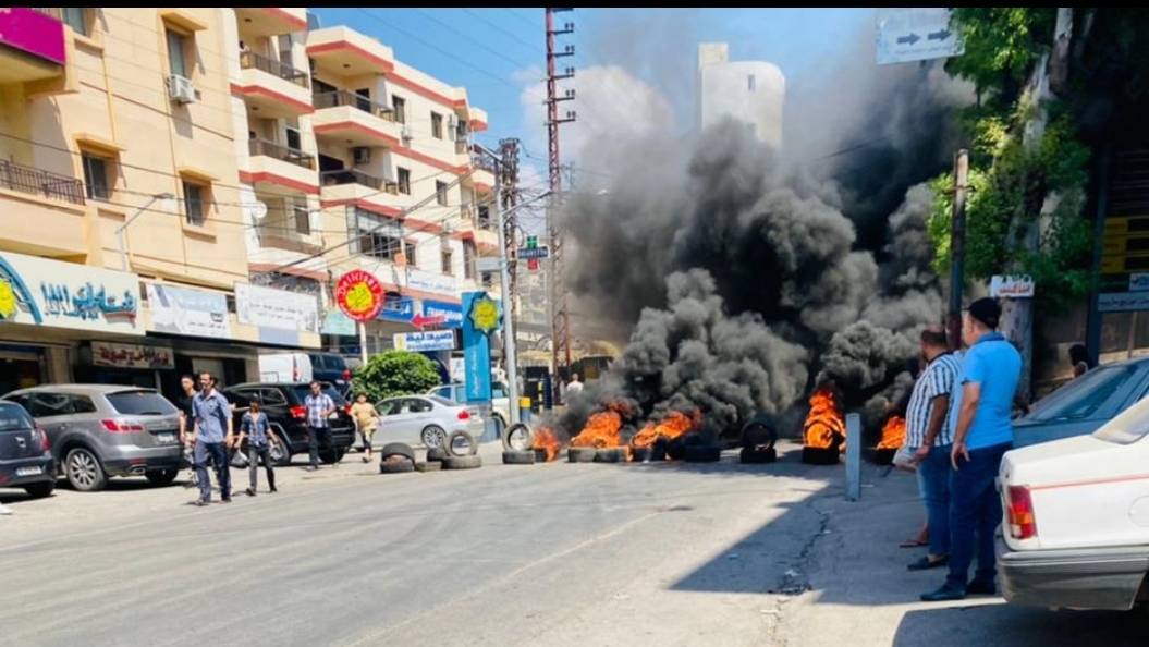 Protesters block road in Halba demanding release of activists