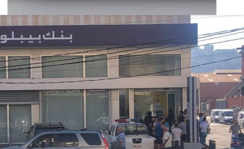 Des banques prises d'assaut par des déposants à Beyrouth et au Liban-Sud