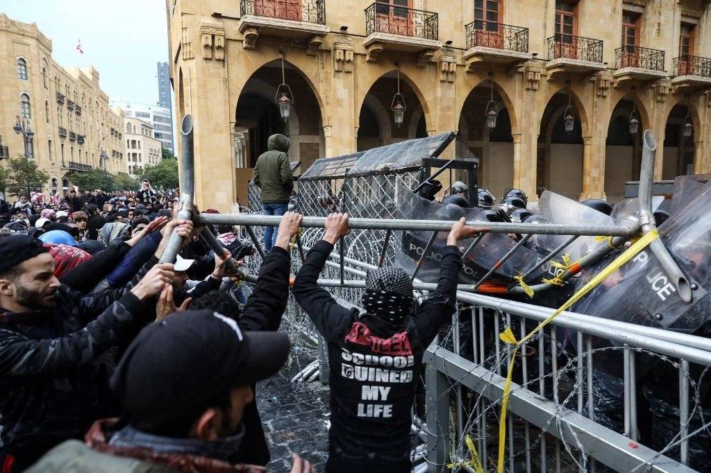 Appels à manifester mercredi en marge de la séance parlementaire sur le projet de budget 2022