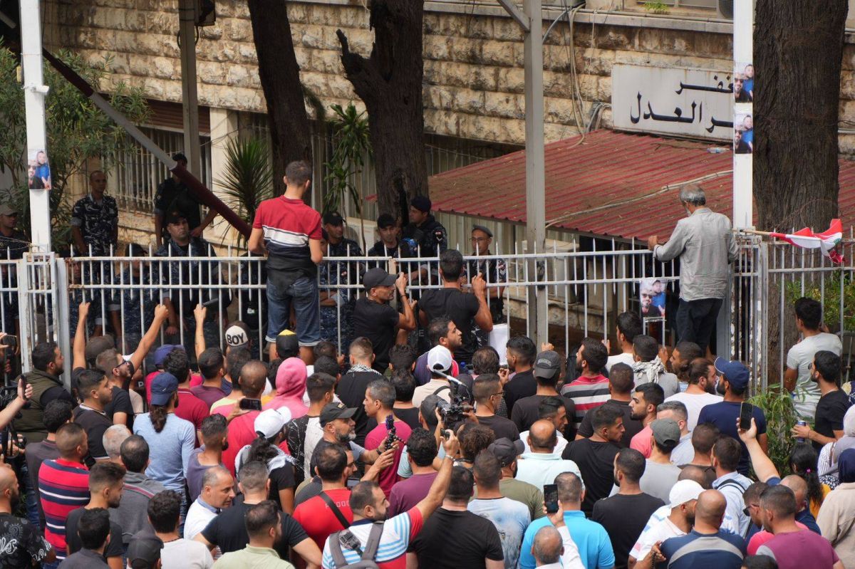 Protesters demand release of two detained activists involved in Blom Bank holdup Protesters demand release of two detained activists involved in Blom Bank holdup