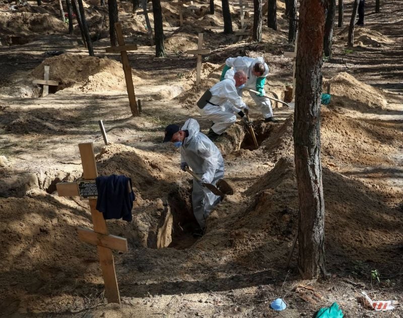 La Russie balaye le « mensonge » de la découverte de centaines de corps à Izioum