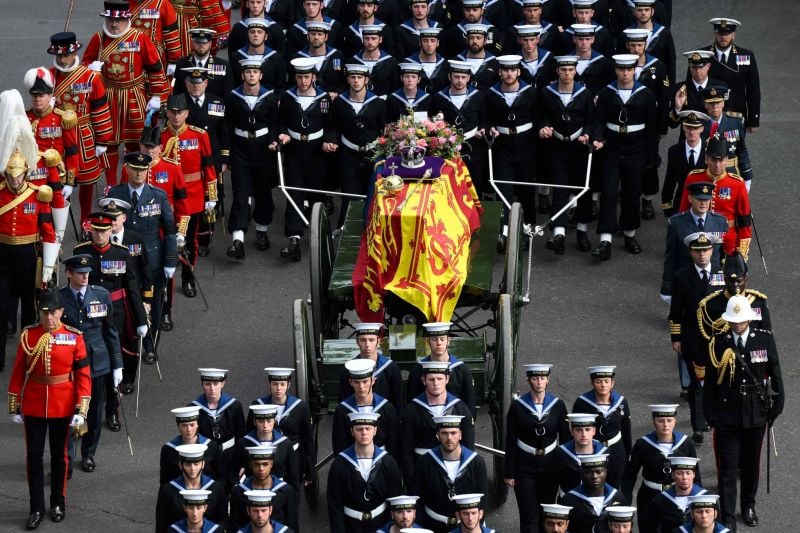 Étreint par l’émotion, le Royaume-Uni dit adieu à Elizabeth II