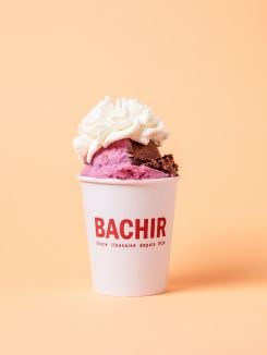 Un pot de glace Bachir avec trois parfums et l’incontournable crème chantilly. Photo The Travel Buds