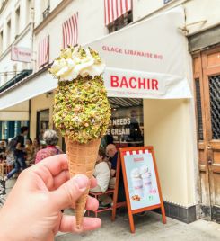 La fameuse glace au parfum de achta très appréciée à Paris. Photo The Travel Buds