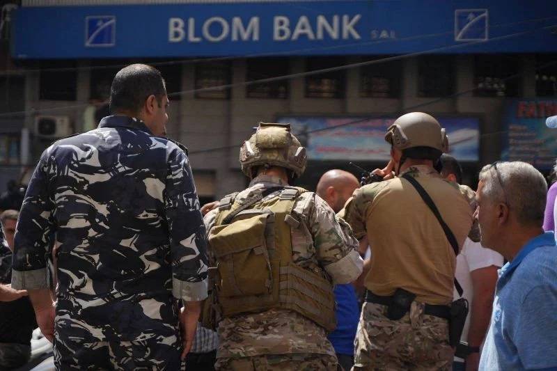 Army member, MP bodyguards scuffle at BLOM bank branch Army member, MP bodyguards scuffle at BLOM bank branch