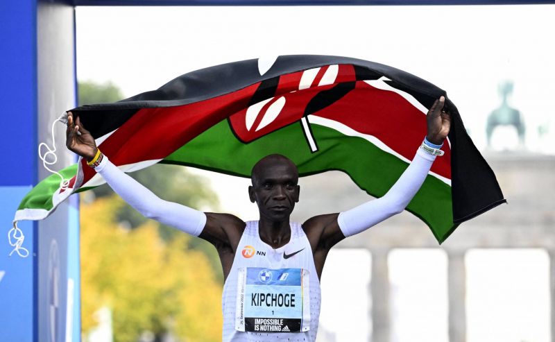 Marathon : l’éternel Kipchoge pulvérise son record du monde