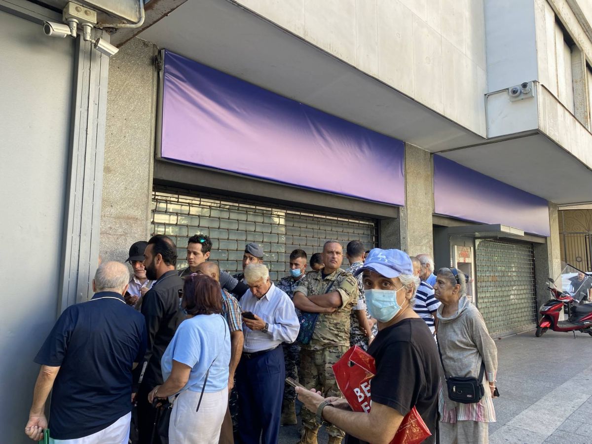 « Désolés, nous sommes fermés ! » La réouverture des banques peine à se concrétiser