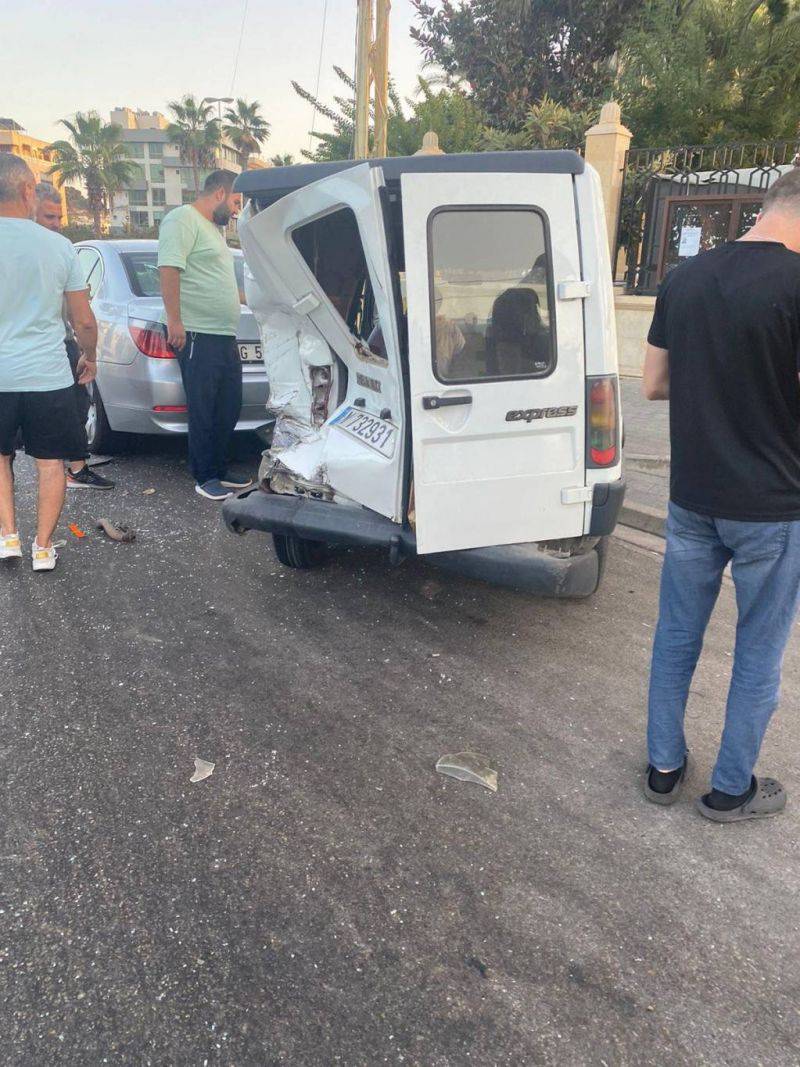 A car crashes into vehicles in front of Hariri mosque in Saida leaving two injured