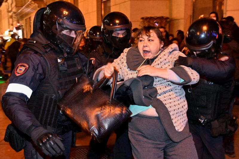 Le front ou la prison : en Russie, des manifestants arrêtés doivent choisir