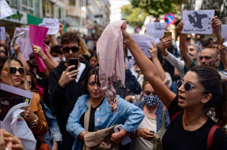 Istanbul woman cuts her hair to protest death of Iran's Amini