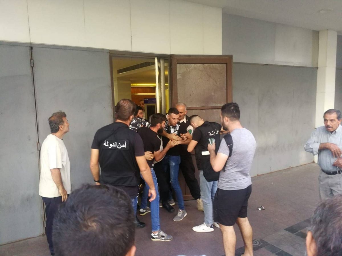 Bousculade devant une agence de la Blom Bank à Saïda au 1er jour de la réouverture des banques
