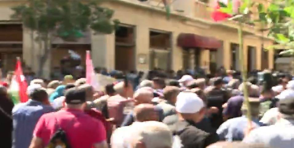 Des manifestants forcent le passage vers le Parlement, tirs de gaz lacrymogènes