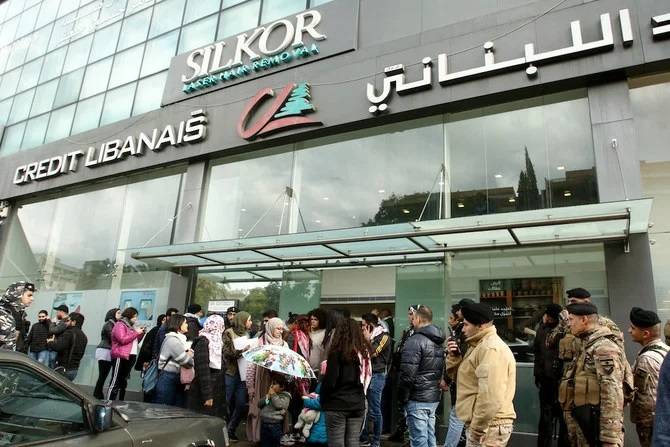 Depositor attempts to recover savings from Haret Hreik bank Depositor attempts to recover savings from Haret Hreik bank