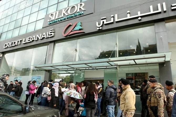 Depositor leaves bank with money after Haret Hreik action