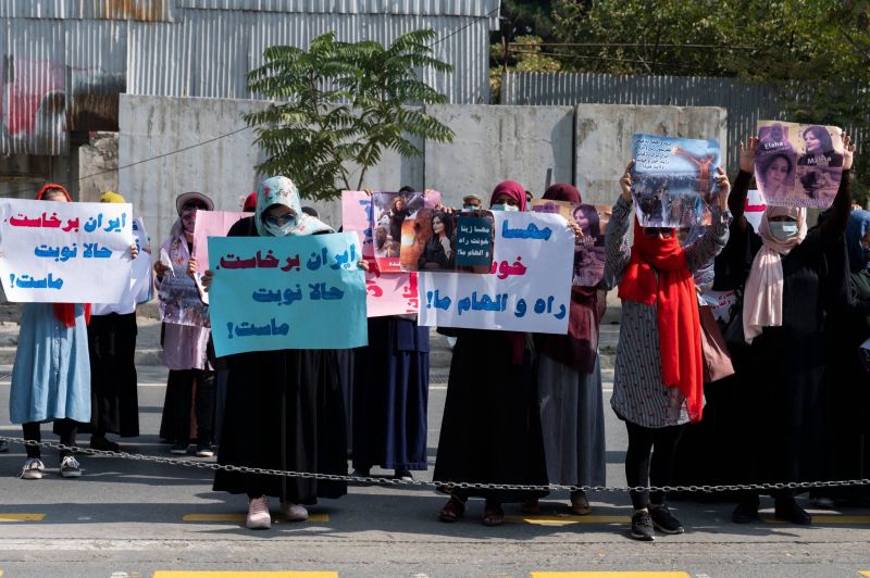 Les talibans dispersent en tirant en l’air une manifestation de soutien aux Iraniennes