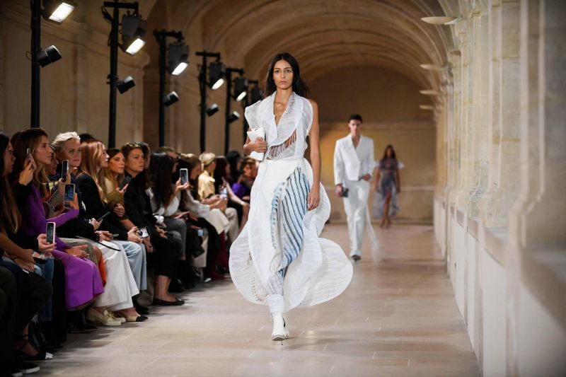 Cool et glamour, Victoria Beckham intègre la Fashion week à Paris
