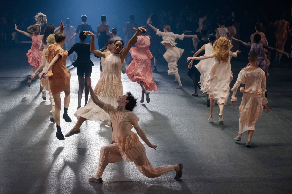 Issey Miyake : défilé chorégraphié en hommage au créateur décédé