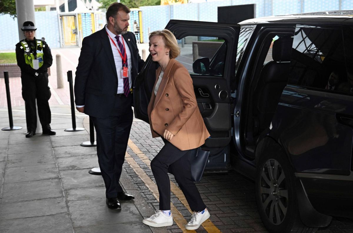 Fragilisée, Liz Truss assume son revirement fiscal