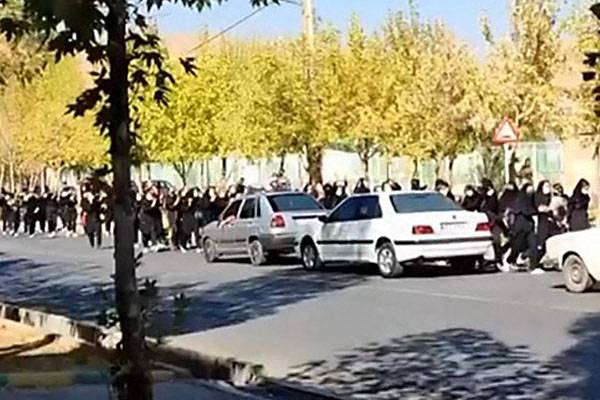 Des écolières manifestent et défient la répression en Iran