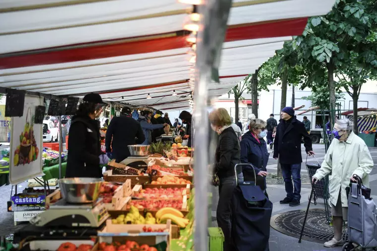 L’économie française devrait stagner cet automne, « lourdes menaces » sur l’Europe