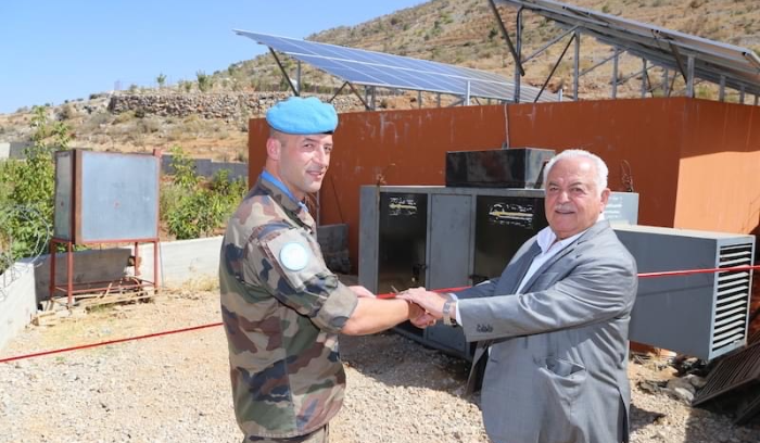 Le commandant du bataillon français inaugure un projet de panneaux solaires à Chebaa