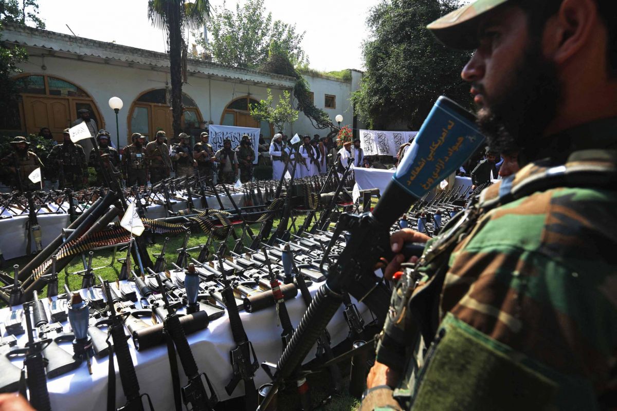 Des talibans tirent en l'air pour disperser une manifestation de soutien aux femmes iraniennes