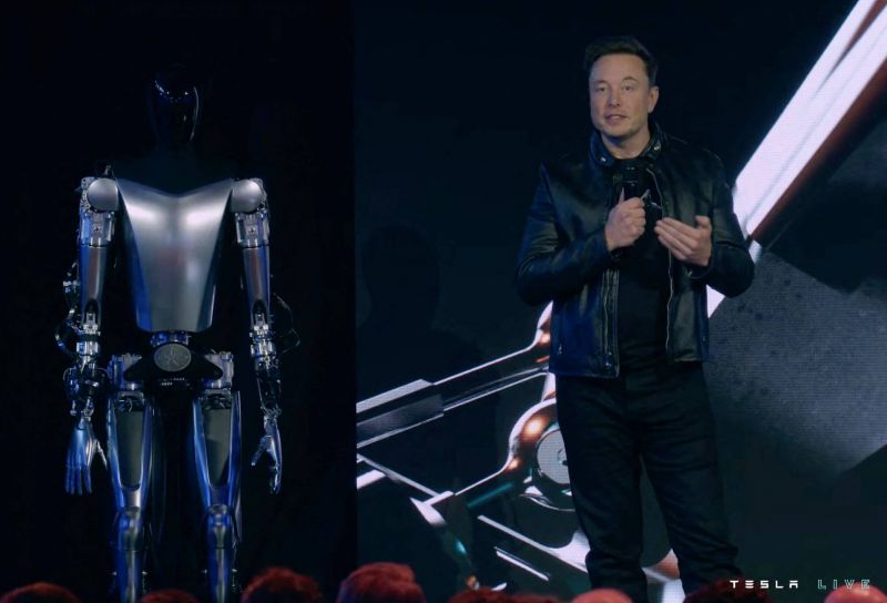 Elon Musk présente deux prototypes du robot humanoïde Optimus