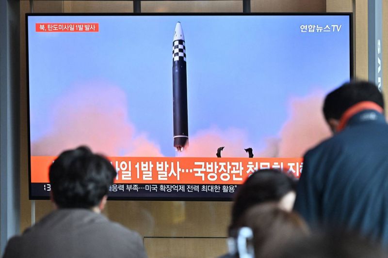Pyongyang tire un missile balistique en mer