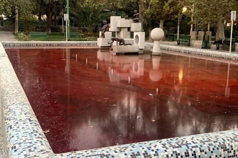 Un artiste rend les fontaines rouge sang pour illustrer la répression