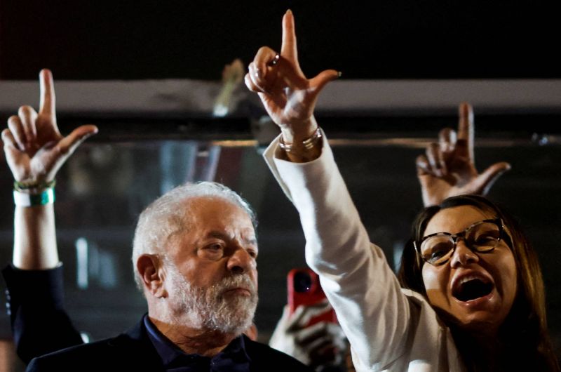 Le Brésil part pour un mois de campagne acharnée et pleine d'incertitudes