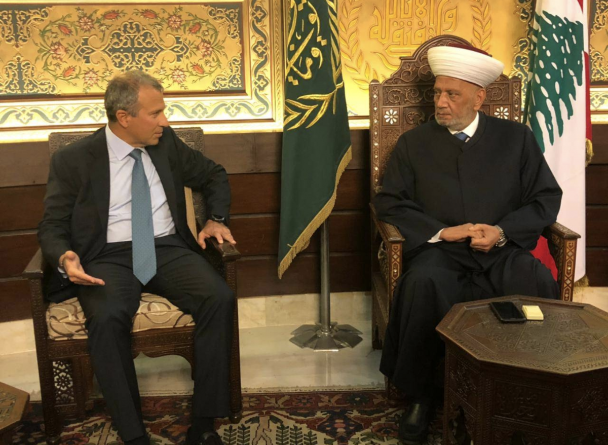 Bassil jabs at Hezbollah, schmoozes Sunnis