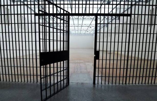 Trois fugitifs arrêtés peu après leur évasion d'une prison dans le Sud