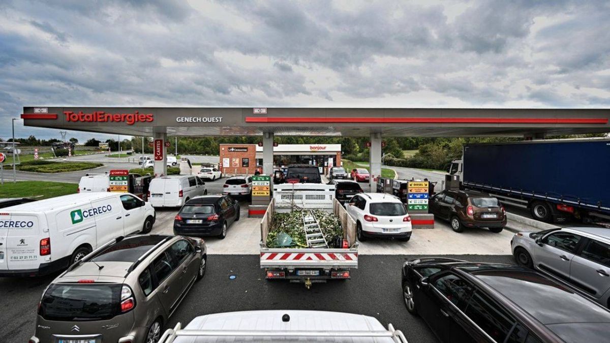 Carburants : la grève se poursuit en France, les files aux stations s’allongent, le gouvernement réquisitionne
