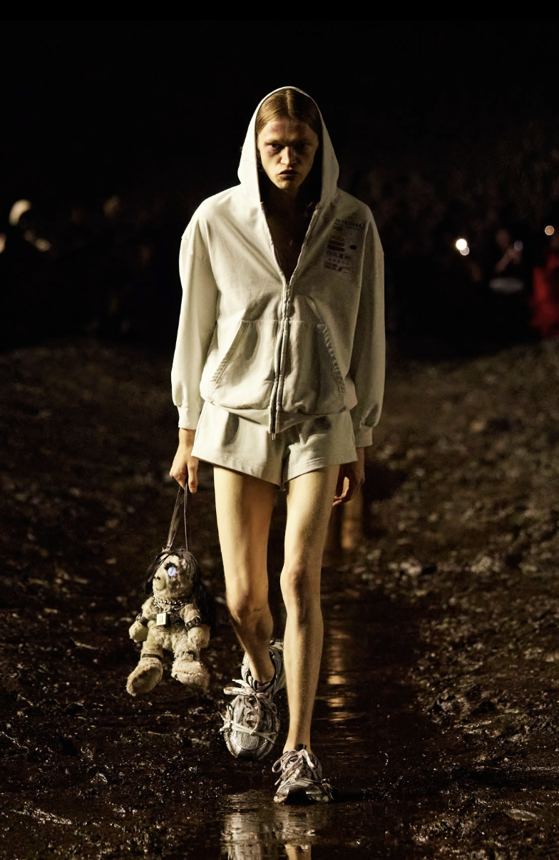Balenciaga : après la neige, la boue