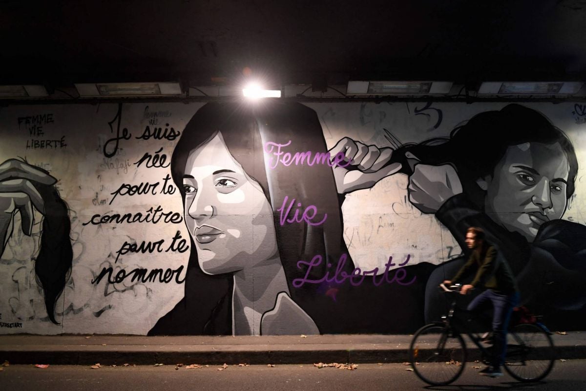 Première apparition d'un chanteur après sa libération