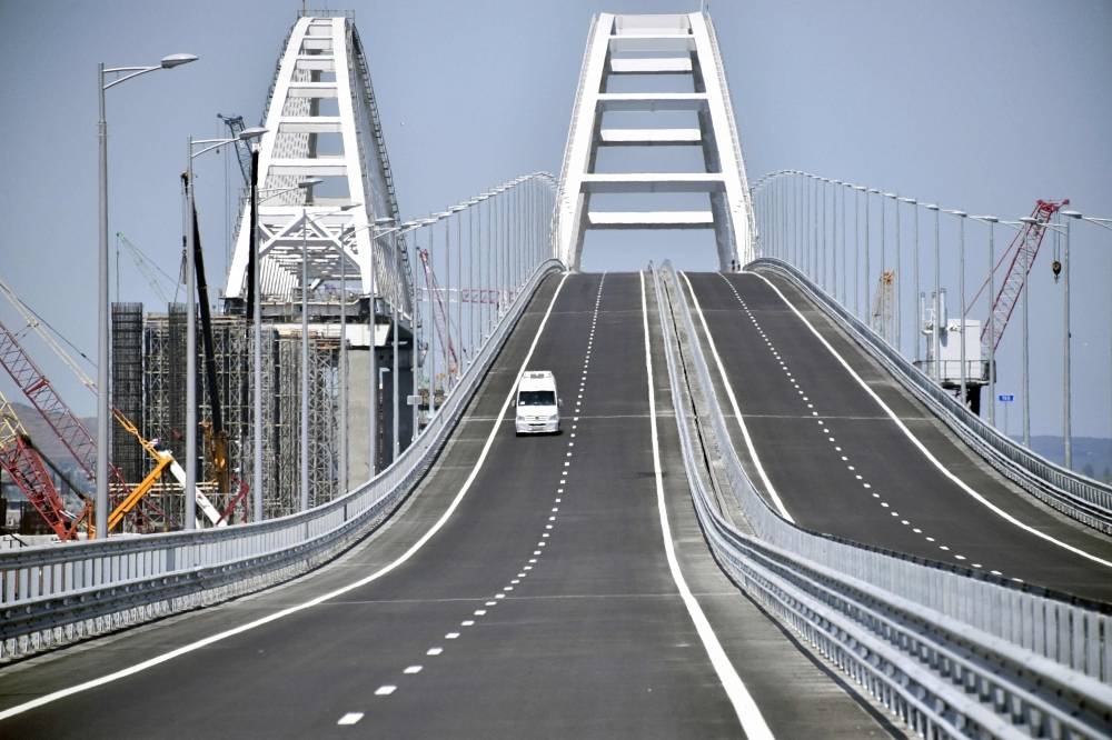 Le pont russe de Crimée partiellement détruit par une énorme explosion