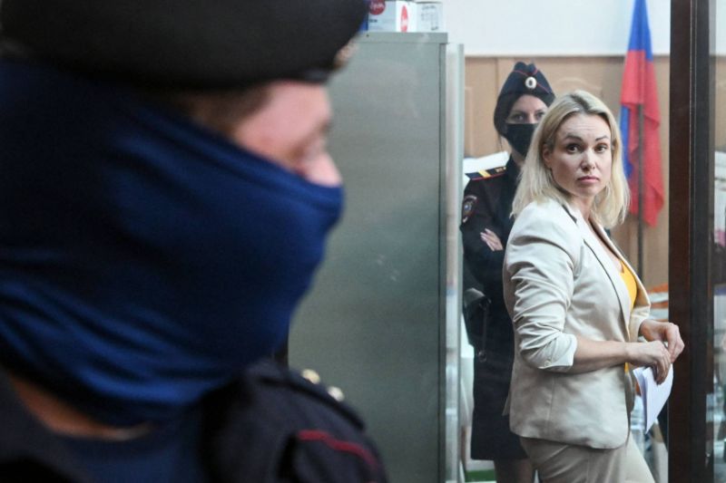La journaliste dissidente Ovsiannikova a fui la Russie et son assignation à résidence