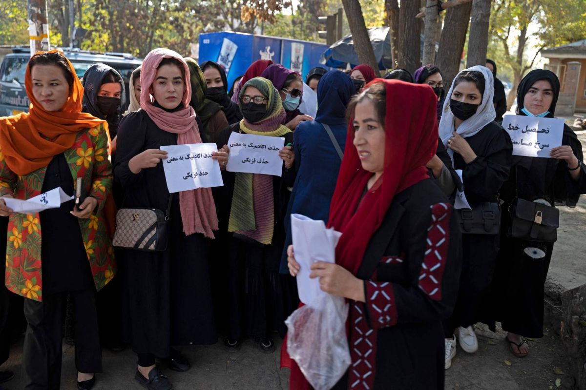 Des Afghanes manifestent contre l'expulsion d'étudiantes d'une résidence universitaire