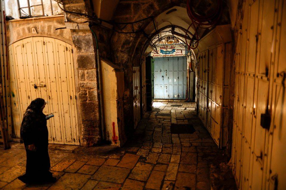 Palestinians protest lockdown of Jerusalem refugee camp