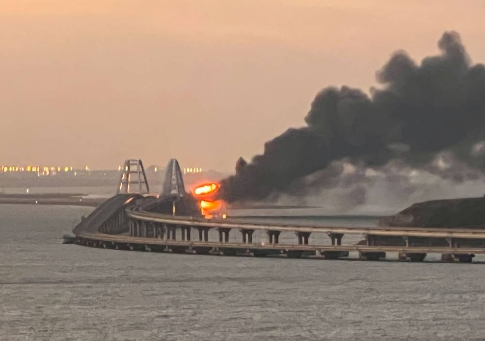 lexplosion sur le pont de crimee suggere une piste russe selon la